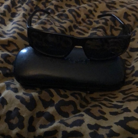 Gucci  black sunglasses w/ side protection great for driving dark lens - Picture 2 of 11